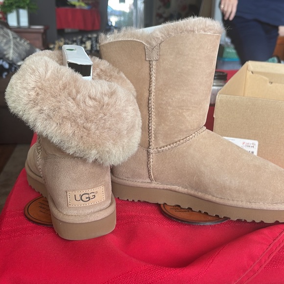 UGG Bailey Button - Picture 6 of 6